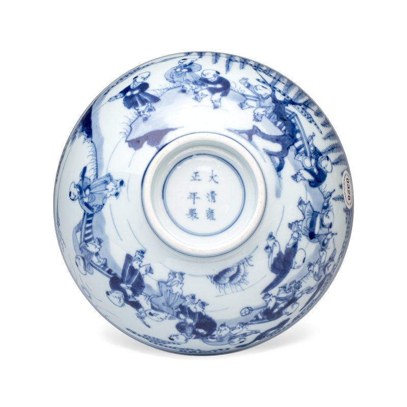 A Chinese blue and white 'Playing Boys' bowl - 图7