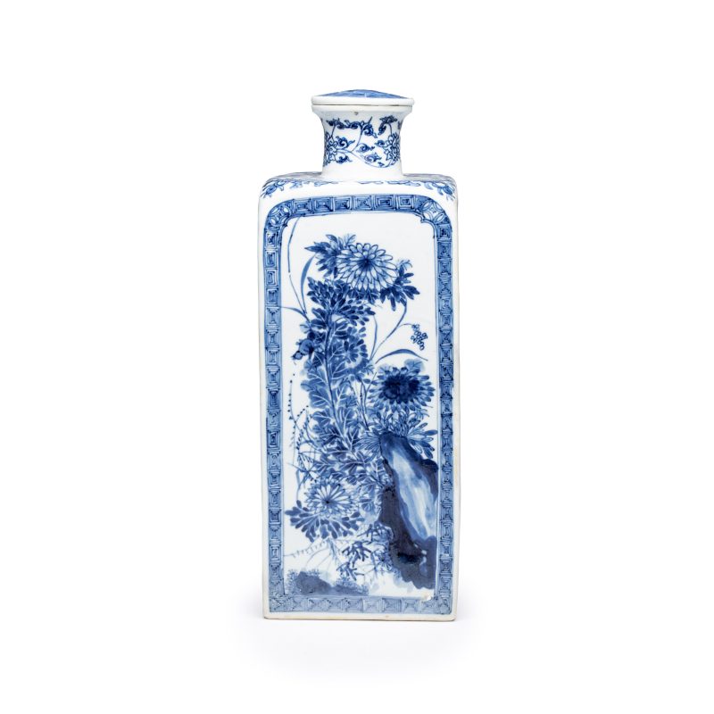 A pair of Chinese blue and white 'Blossoming Flower Branches' square flasks and covers - 图14