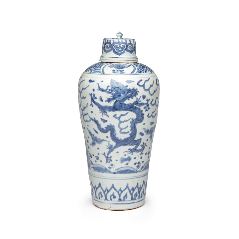 A Chinese blue and white 'Dragons Chasing the Flaming Pearl' meiping vase with original cover - 图3