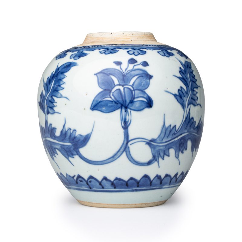 A pair of Chinese blue and white jars with floral design - 图2