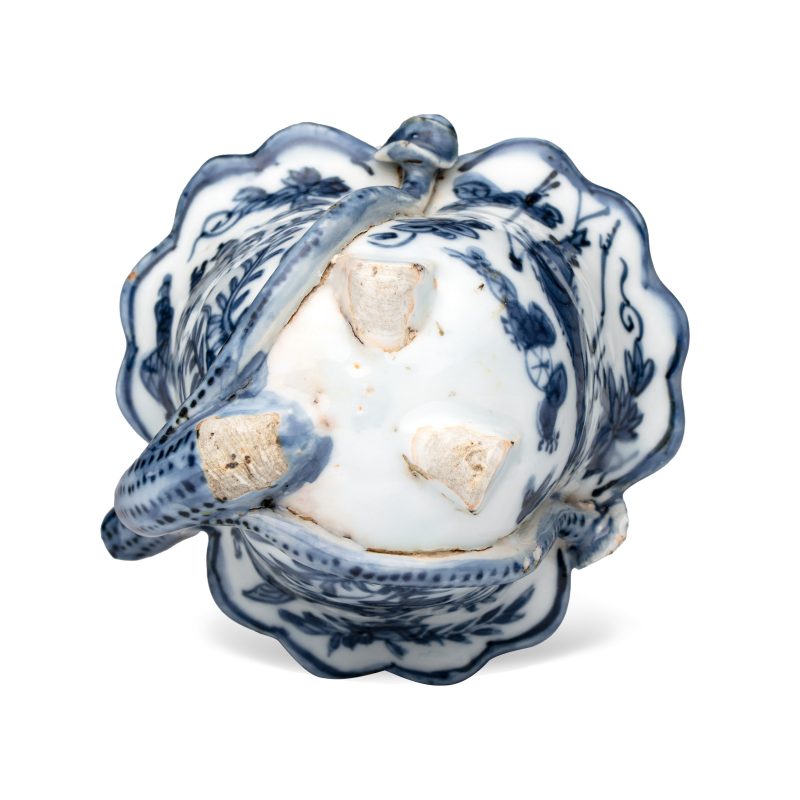 A Chinese blue and white lotus leaf-shape 'Aquatic Animals' straw cup - 图7