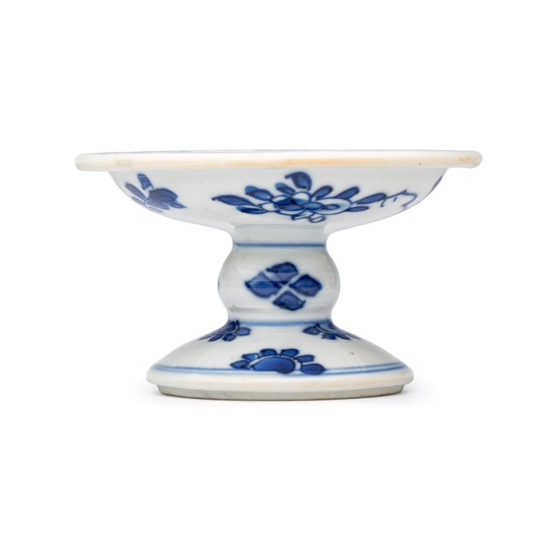 A pair of Chinese blue and white salts with antiquities design - 图3