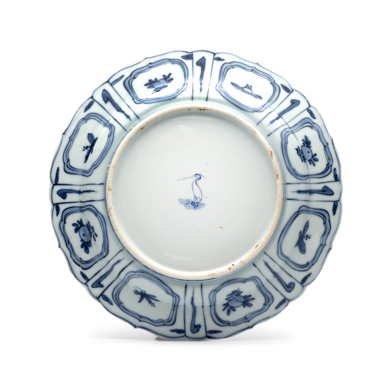 A Chinese blue and white plate with birds in a landscape - 图2