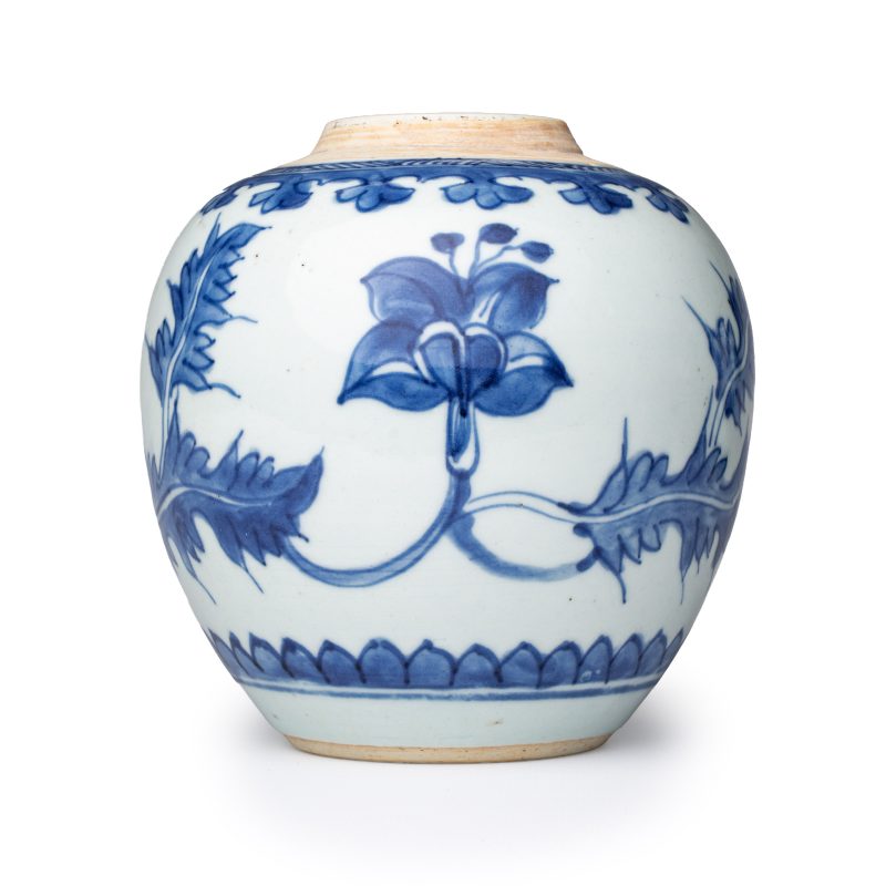 A pair of Chinese blue and white jars with floral design - 图3