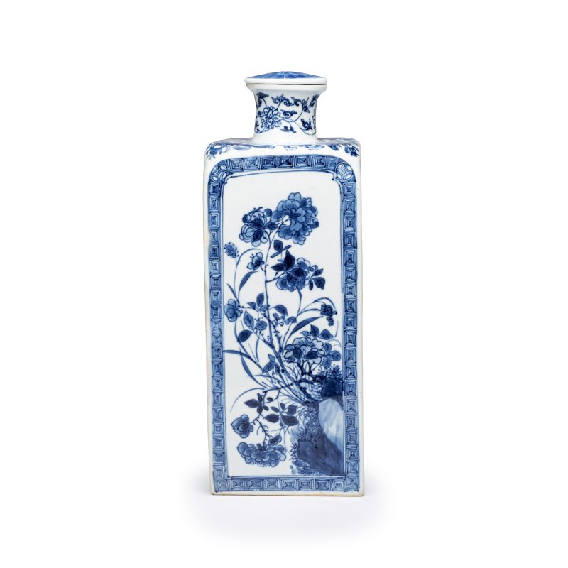 A pair of Chinese blue and white 'Blossoming Flower Branches' square flasks and covers - 图15