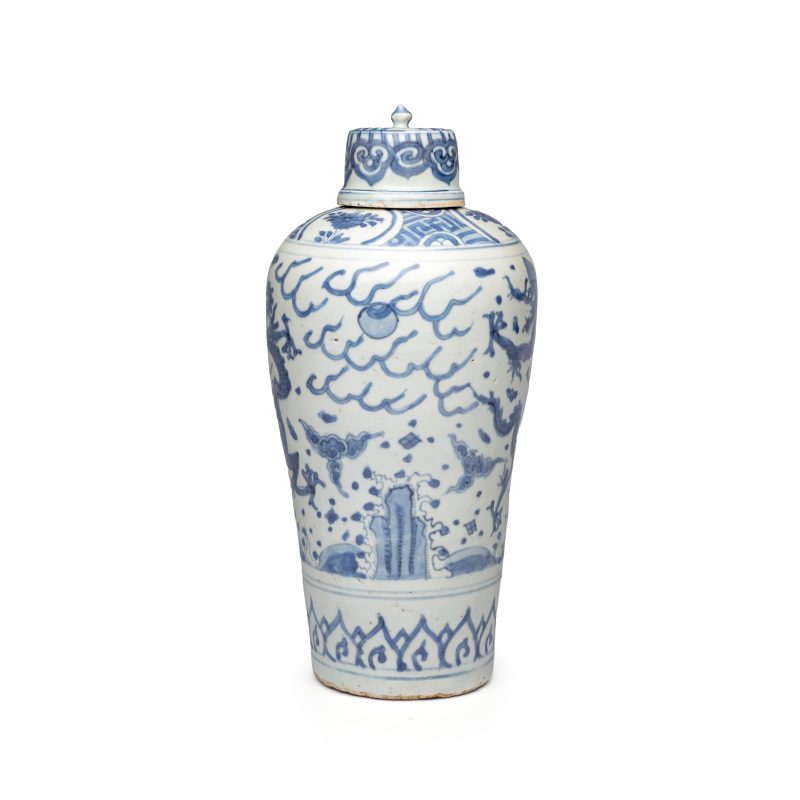 A Chinese blue and white 'Dragons Chasing the Flaming Pearl' meiping vase with original cover - 图4