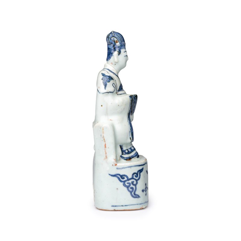 A Chinese blue and white figure of a Daoist deity - 图5