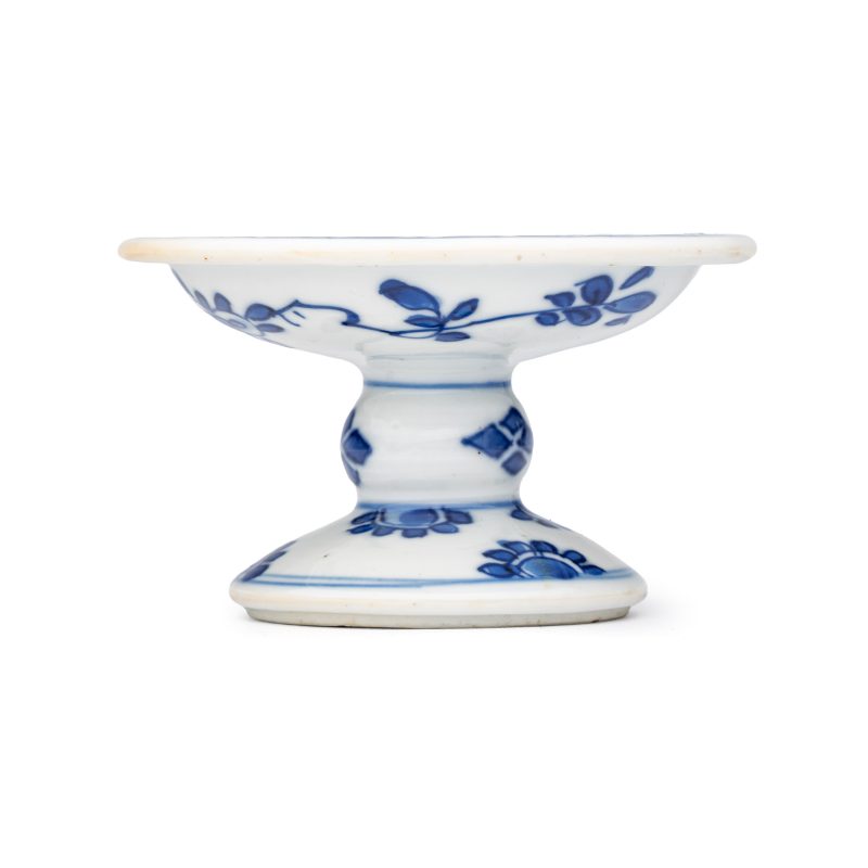 A pair of Chinese blue and white salts with antiquities design - 图4