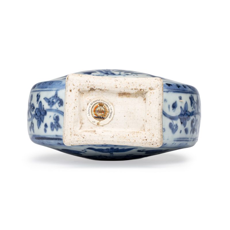 A rare and important Chinese armorial blue and white bottle vase with Royal Spanish arms - 图7