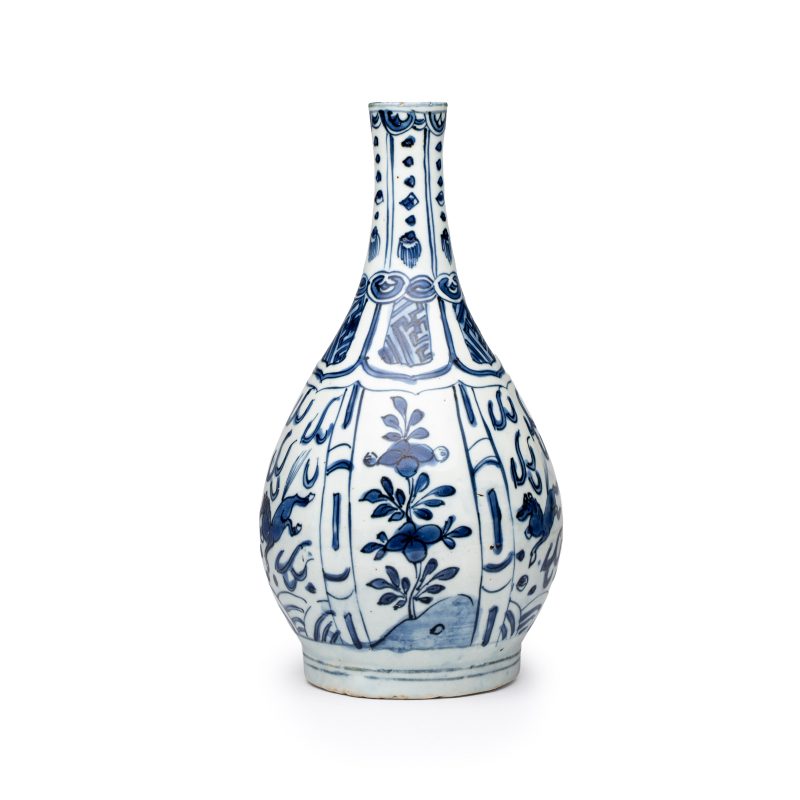 A pair of Chinese blue and white 'Flying Horses' pear-shaped bottle vases - 图7