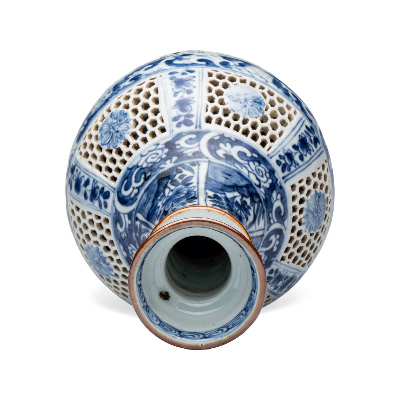 A pair of Chinese blue and white double-walled 'Linglong' hookah bases - 图12