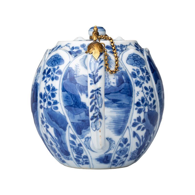 A pair of Chinese blue and white lotus-shaped teapots with mounts - 图9