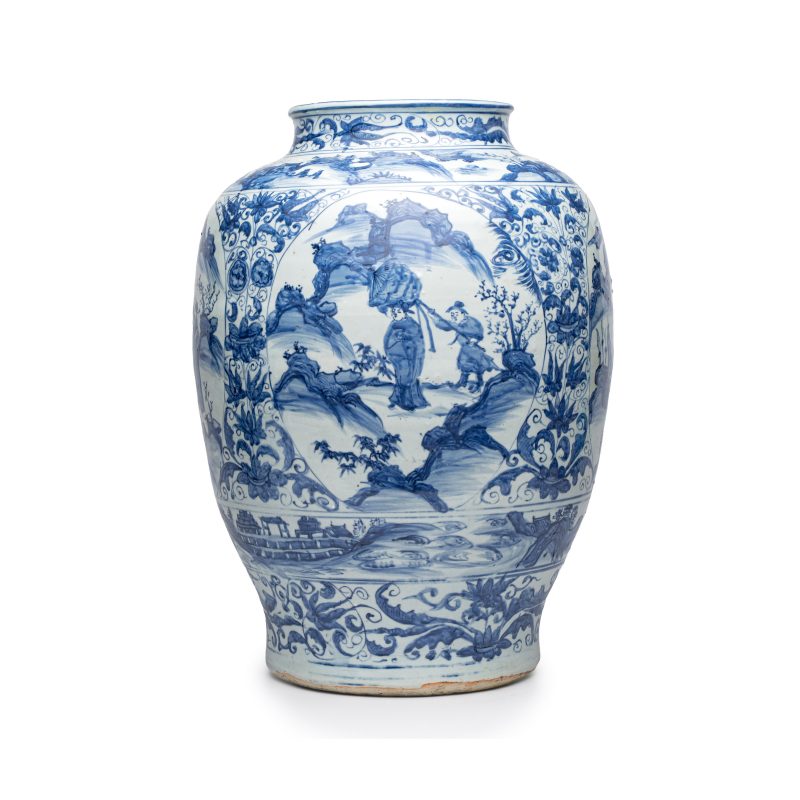 An exceptional pair of large Chinese blue and white 'Dignitaries and Warriors' vases - 图10