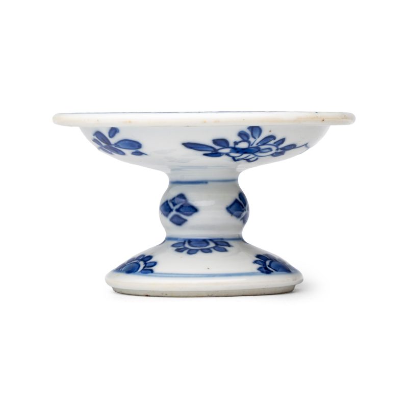 A pair of Chinese blue and white salts with antiquities design - 图5