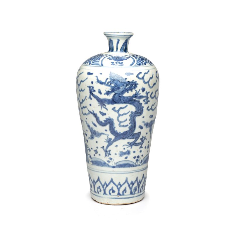 A Chinese blue and white 'Dragons Chasing the Flaming Pearl' meiping vase with original cover - 图5