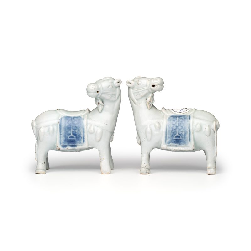 A pair of Chinese blue and white models of horses - 图2