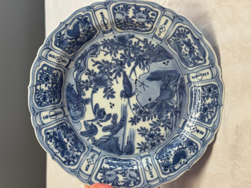 A Chinese blue and white plate with birds in a landscape - 图5
