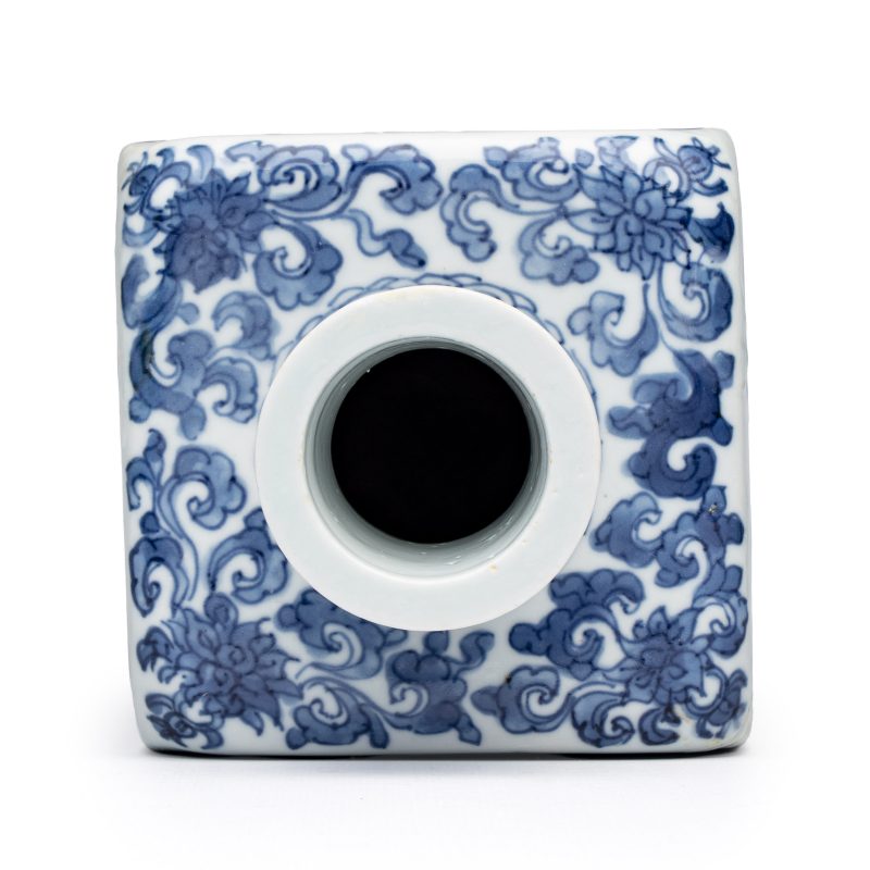 A pair of Chinese blue and white 'Blossoming Flower Branches' square flasks and covers - 图16