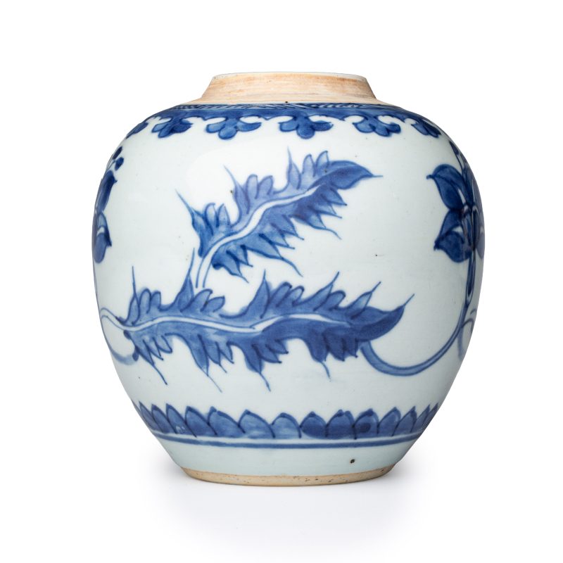 A pair of Chinese blue and white jars with floral design - 图4