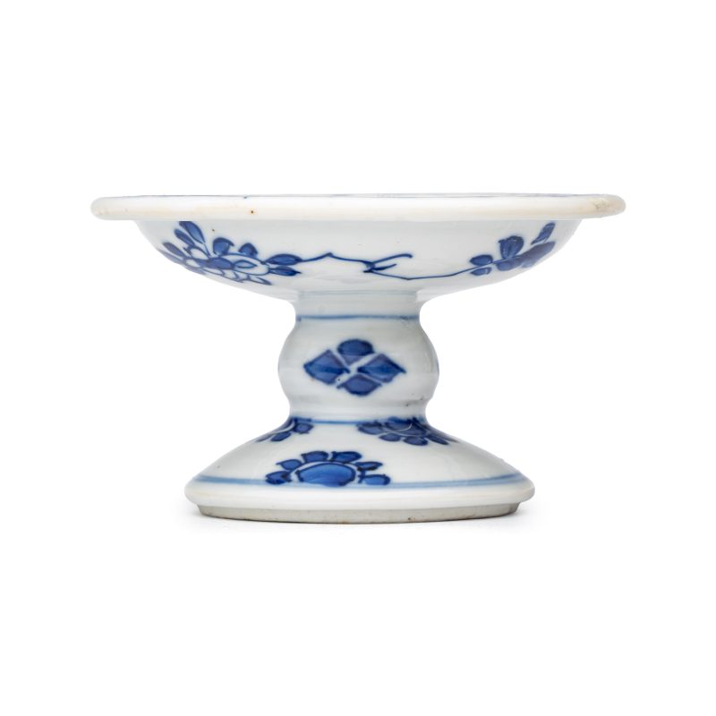 A pair of Chinese blue and white salts with antiquities design - 图6