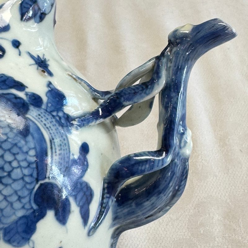 A Chinese blue and white peach-shaped cadogan-type wine pot - 图34