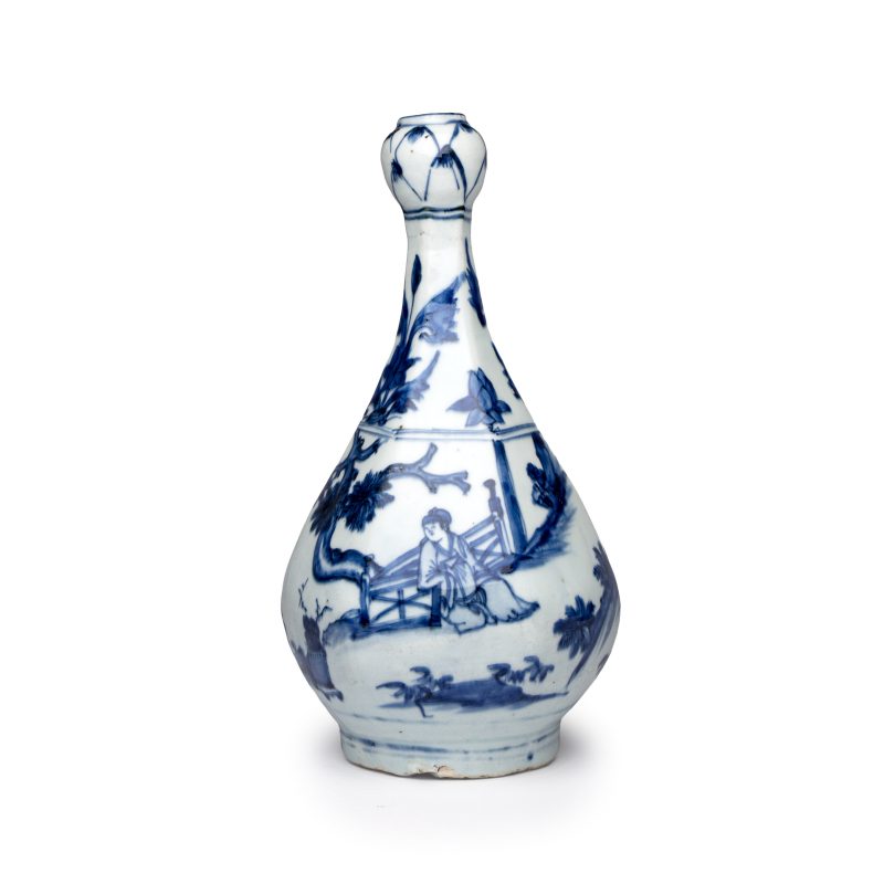 A Chinese blue and white garlic-mouth bottle vase
