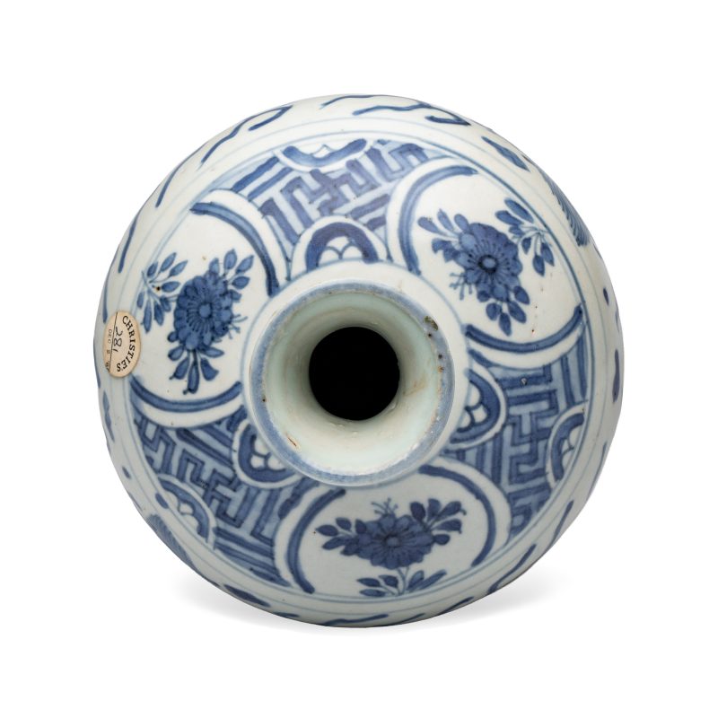 A Chinese blue and white 'Dragons Chasing the Flaming Pearl' meiping vase with original cover - 图6