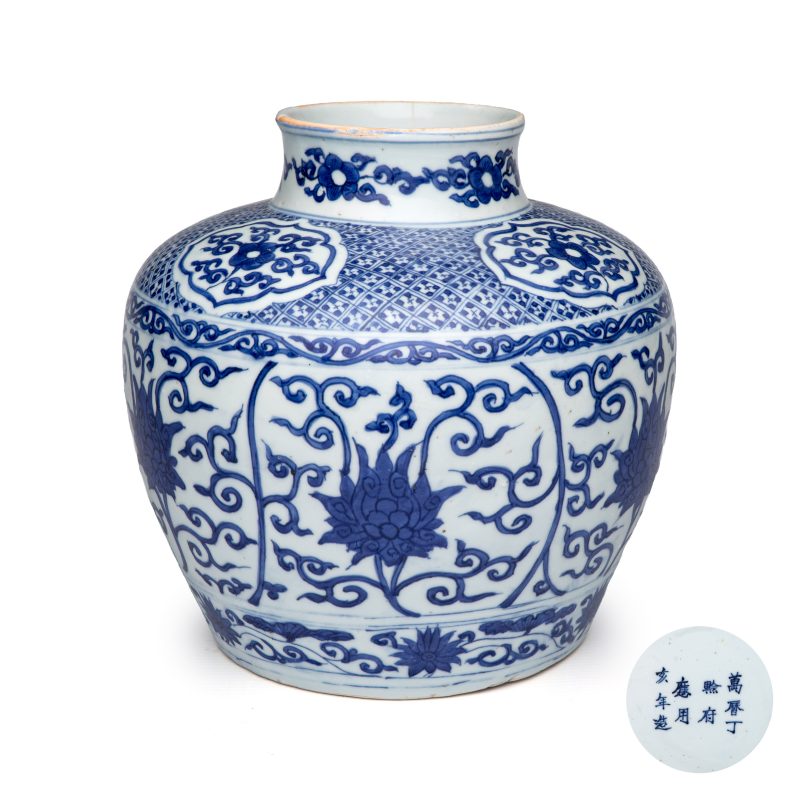 A Chinese blue and white 'Lotus Scroll' jar - 图1