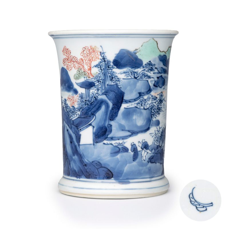 A Chinese blue and white, iron-red-decorated and green-enamelled 'Mountainous Riverscape' brushpot (Bitong) - 图1