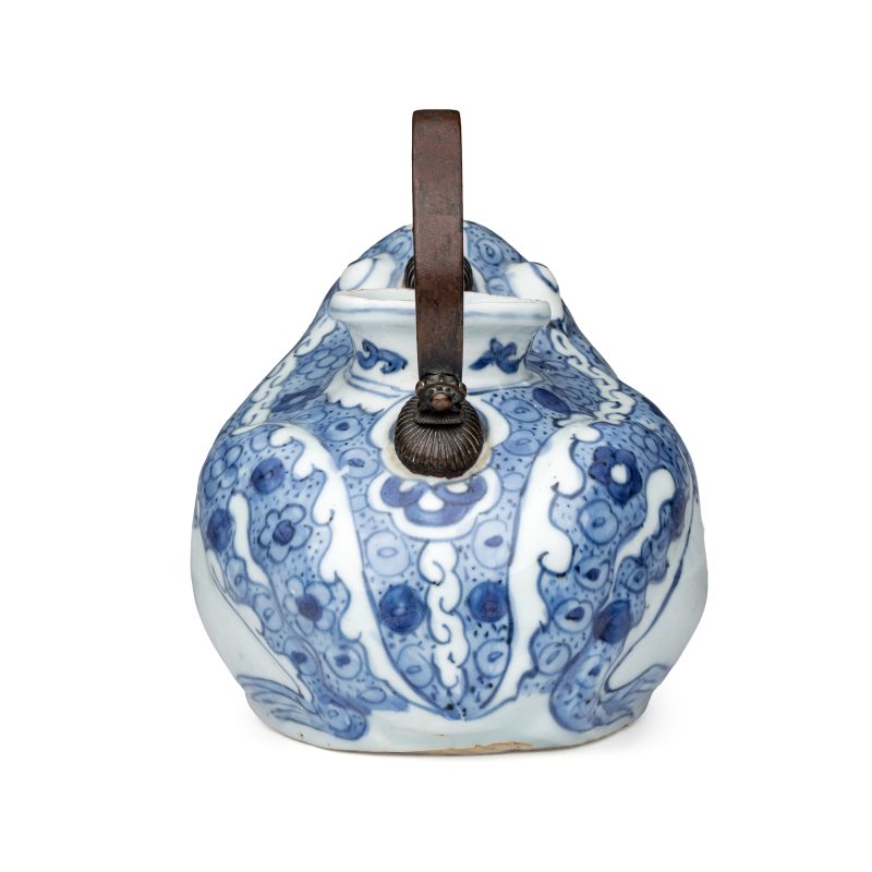 A Chinese blue and white 'Toad' ewer - 图3