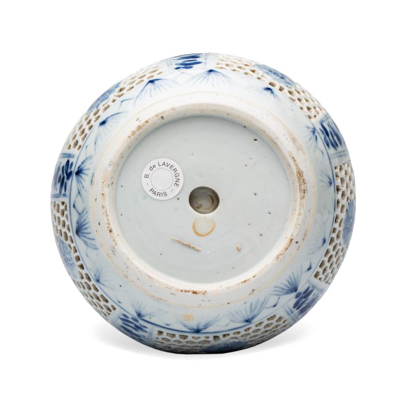 A pair of Chinese blue and white double-walled 'Linglong' hookah bases - 图13