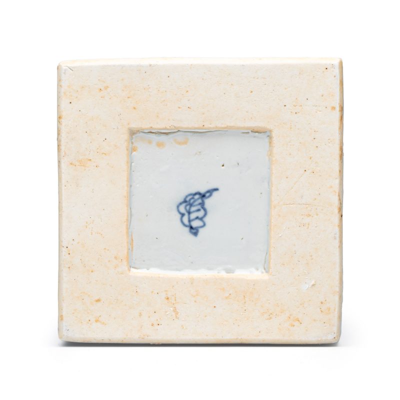 A pair of Chinese blue and white 'Blossoming Flower Branches' square flasks and covers - 图17