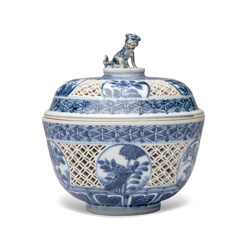 A Chinese blue and white reticulated 'Linglong' bowl and cover - 图1