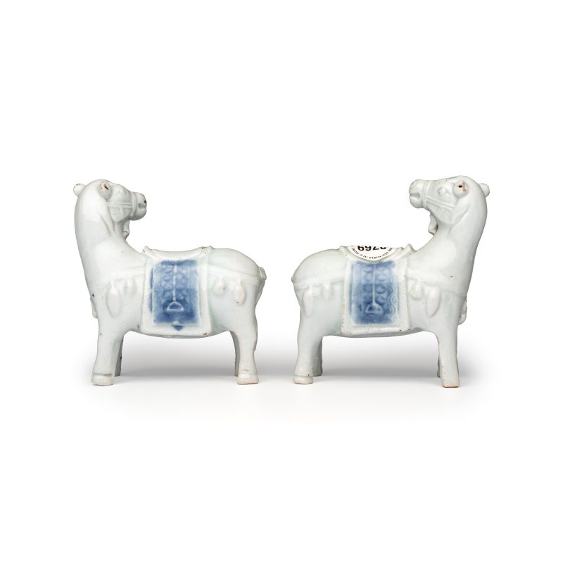 A pair of Chinese blue and white models of horses - 图4