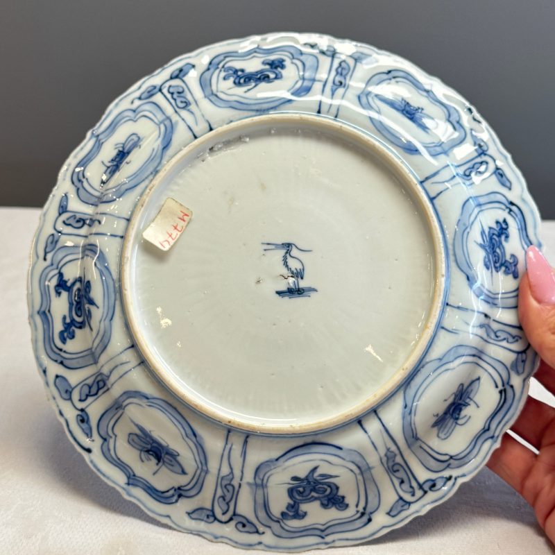A Chinese blue and white 'Grasshopper and Butterfly' plate - 图11