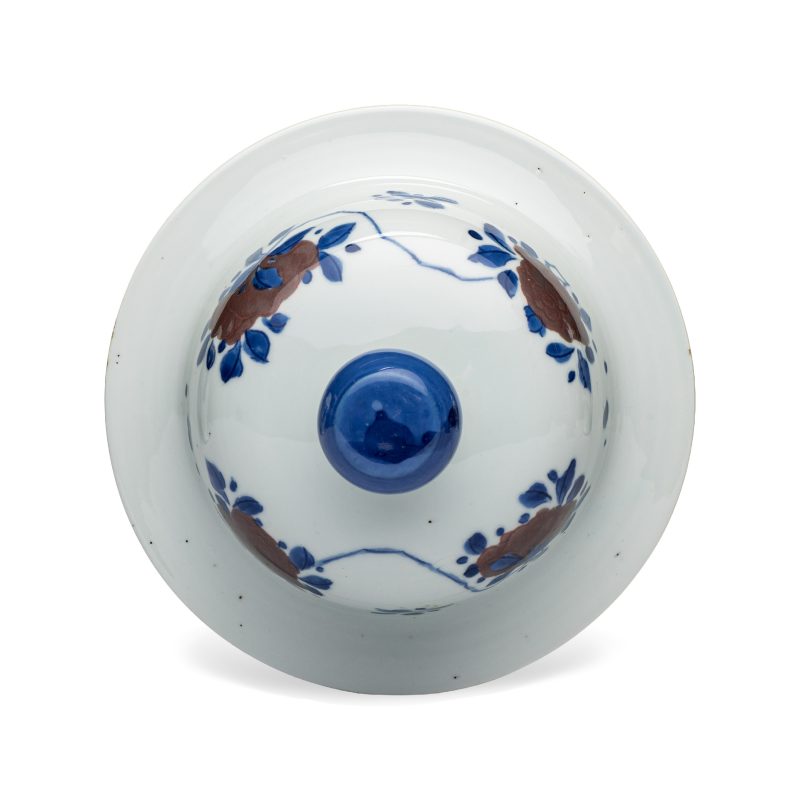 A pair of Chinese underglaze-blue, copper-red and celadon-glazed 'Dragon and Tiger' vases and covers - 图8