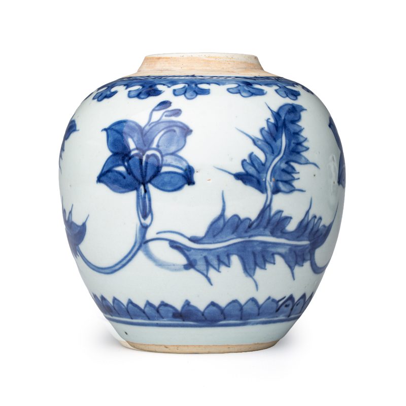 A pair of Chinese blue and white jars with floral design - 图5