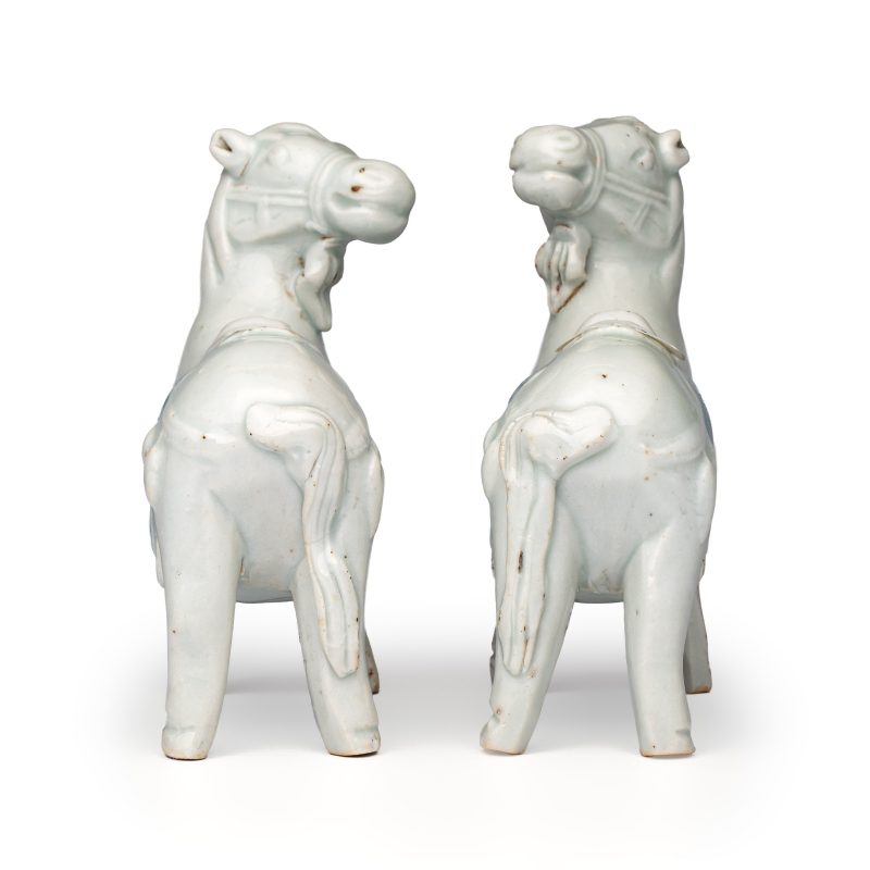 A pair of Chinese blue and white models of horses - 图5