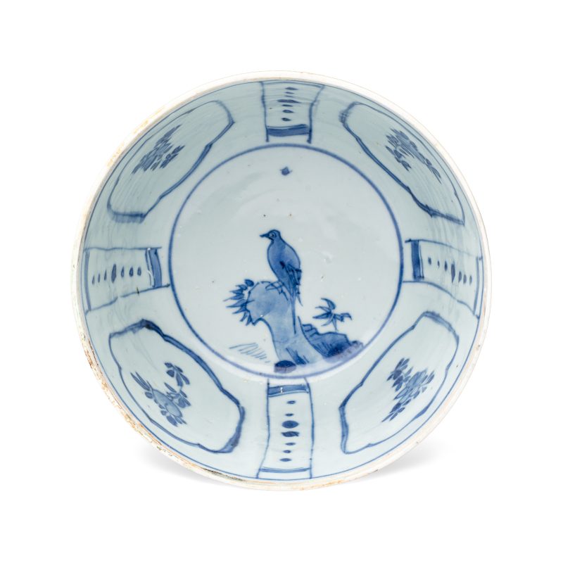 A Chinese blue and white 'Crow' cup or bowl and cover, Hatcher Cargo - 图5