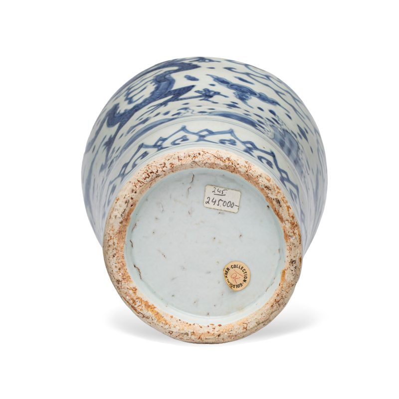 A Chinese blue and white 'Dragons Chasing the Flaming Pearl' meiping vase with original cover - 图7