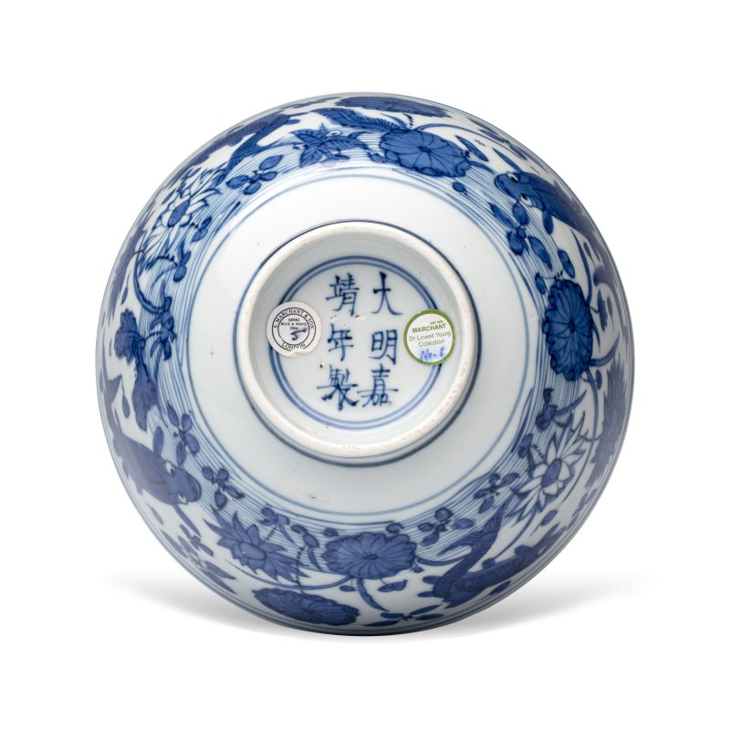 A Chinese blue and white 'Carps' bowl - 图6
