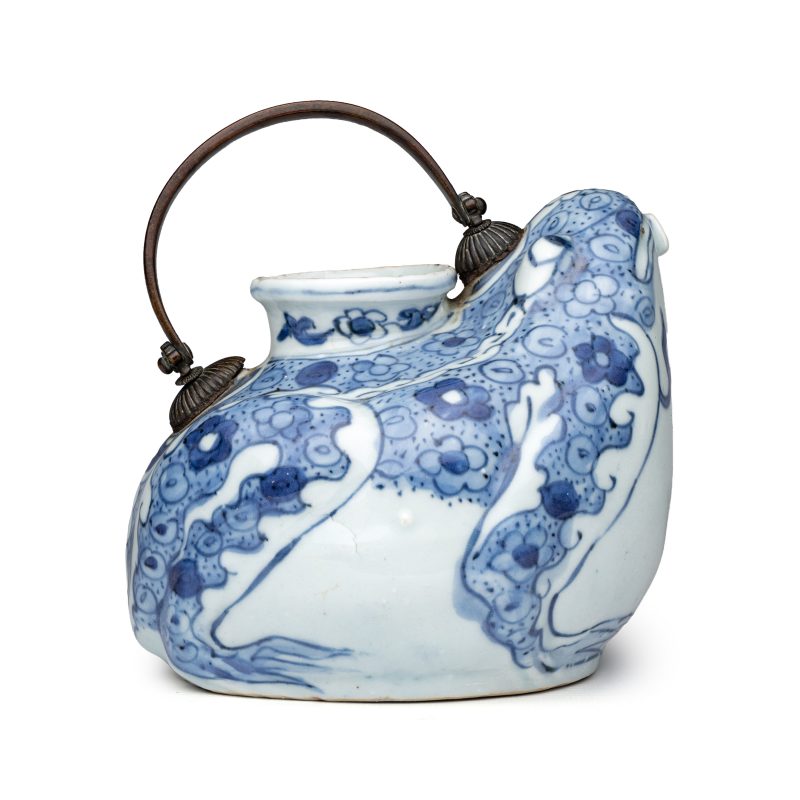 A Chinese blue and white 'Toad' ewer - 图4