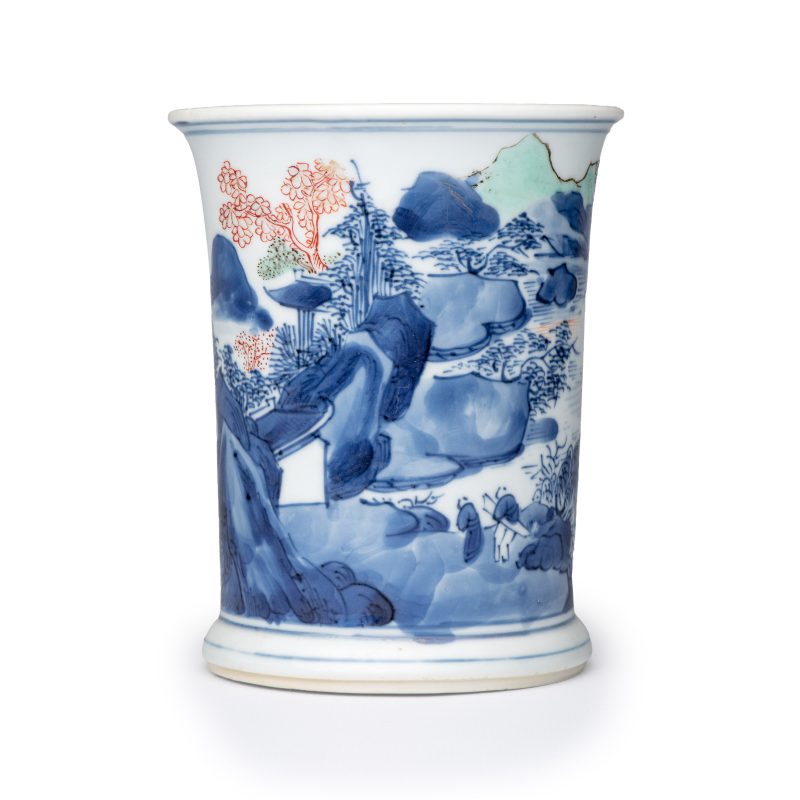 A Chinese blue and white, iron-red-decorated and green-enamelled 'Mountainous Riverscape' brushpot (Bitong) - 图2