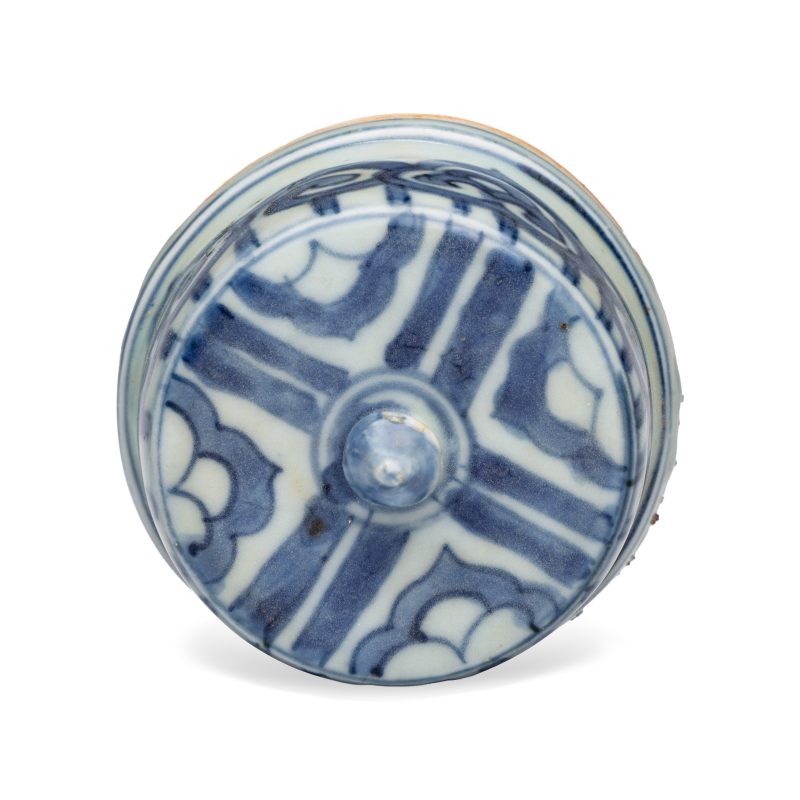 A Chinese blue and white 'Dragons Chasing the Flaming Pearl' meiping vase with original cover - 图8