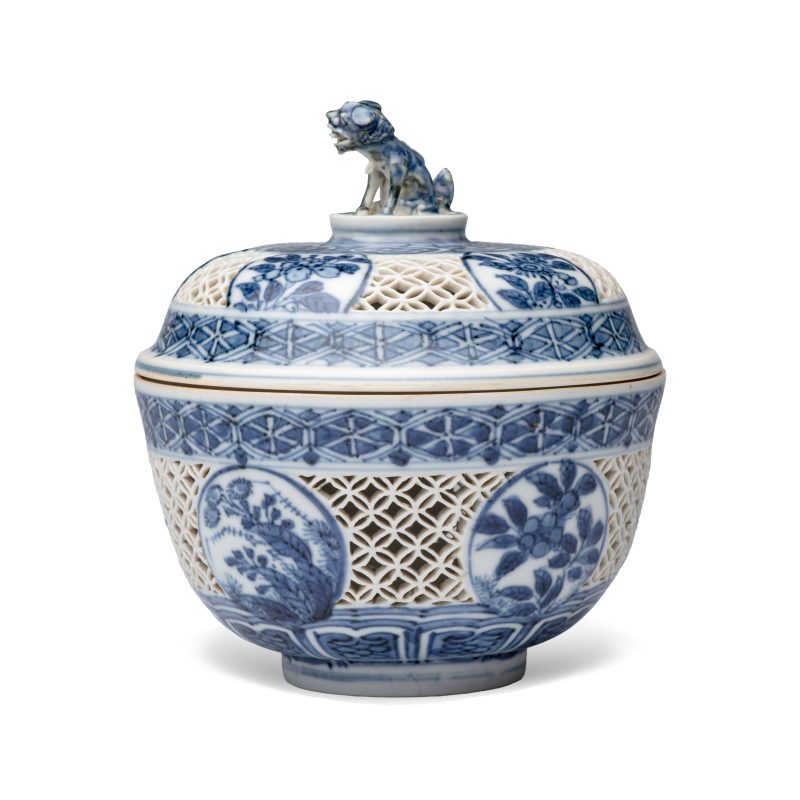 A Chinese blue and white reticulated 'Linglong' bowl and cover - 图2