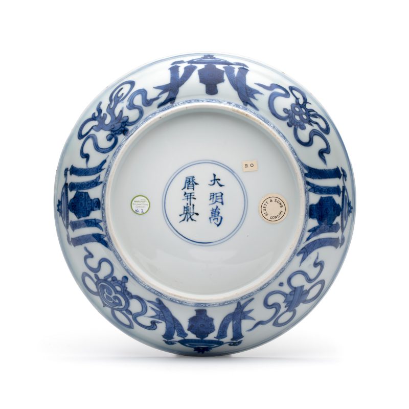 An extremely rare pair of Chinese blue and white 'Foreigners Presenting Treasures' plates - 图3