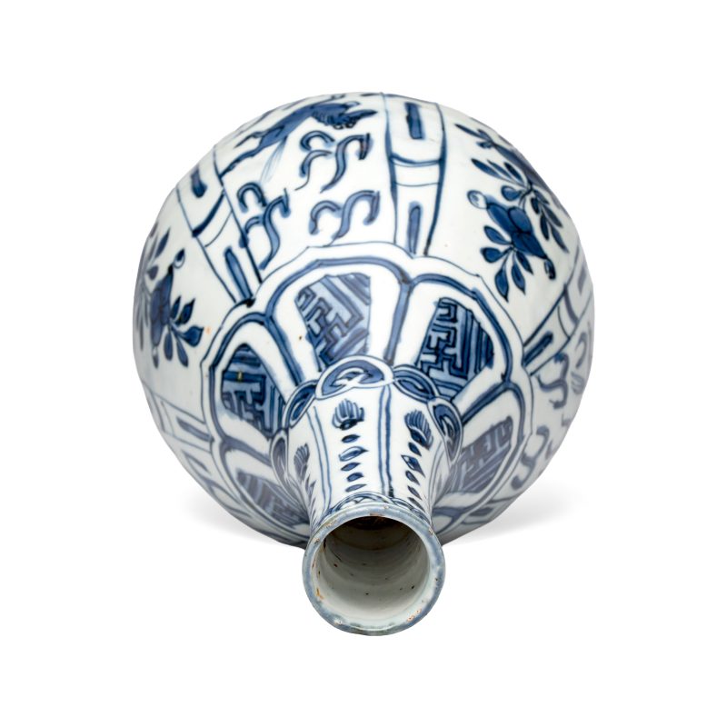 A pair of Chinese blue and white 'Flying Horses' pear-shaped bottle vases - 图16