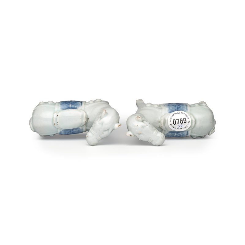 A pair of Chinese blue and white models of horses - 图6