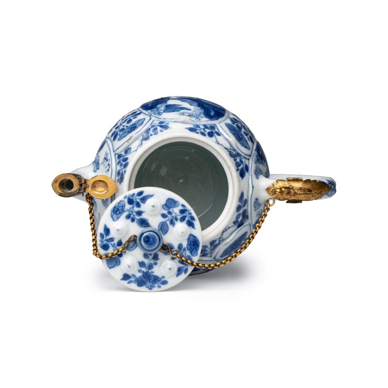 A pair of Chinese blue and white lotus-shaped teapots with mounts - 图12