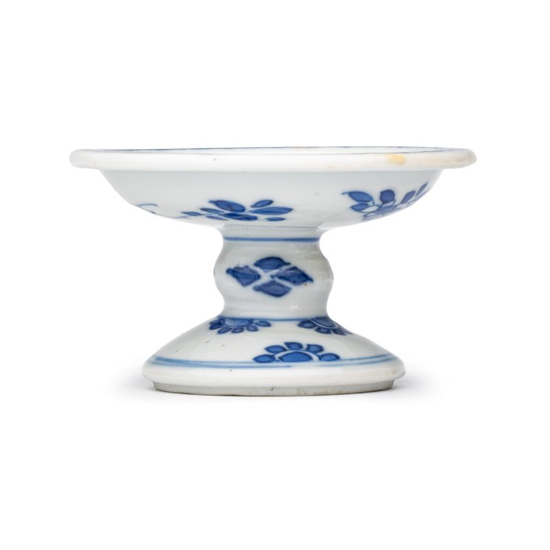 A pair of Chinese blue and white salts with antiquities design - 图9